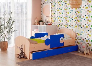 Кровать детская с ящиком и бортиками Мозайка, корпус Млечный дуб/фасад Синий (щиты) в Омске