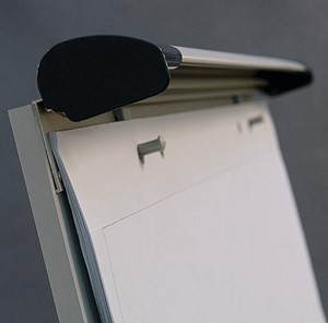 Доска-флипчарт магнитно-маркерная 2х3, TF02/2011, 70x100 см, передвижная, держатели для бумаги в Омске - предосмотр 8